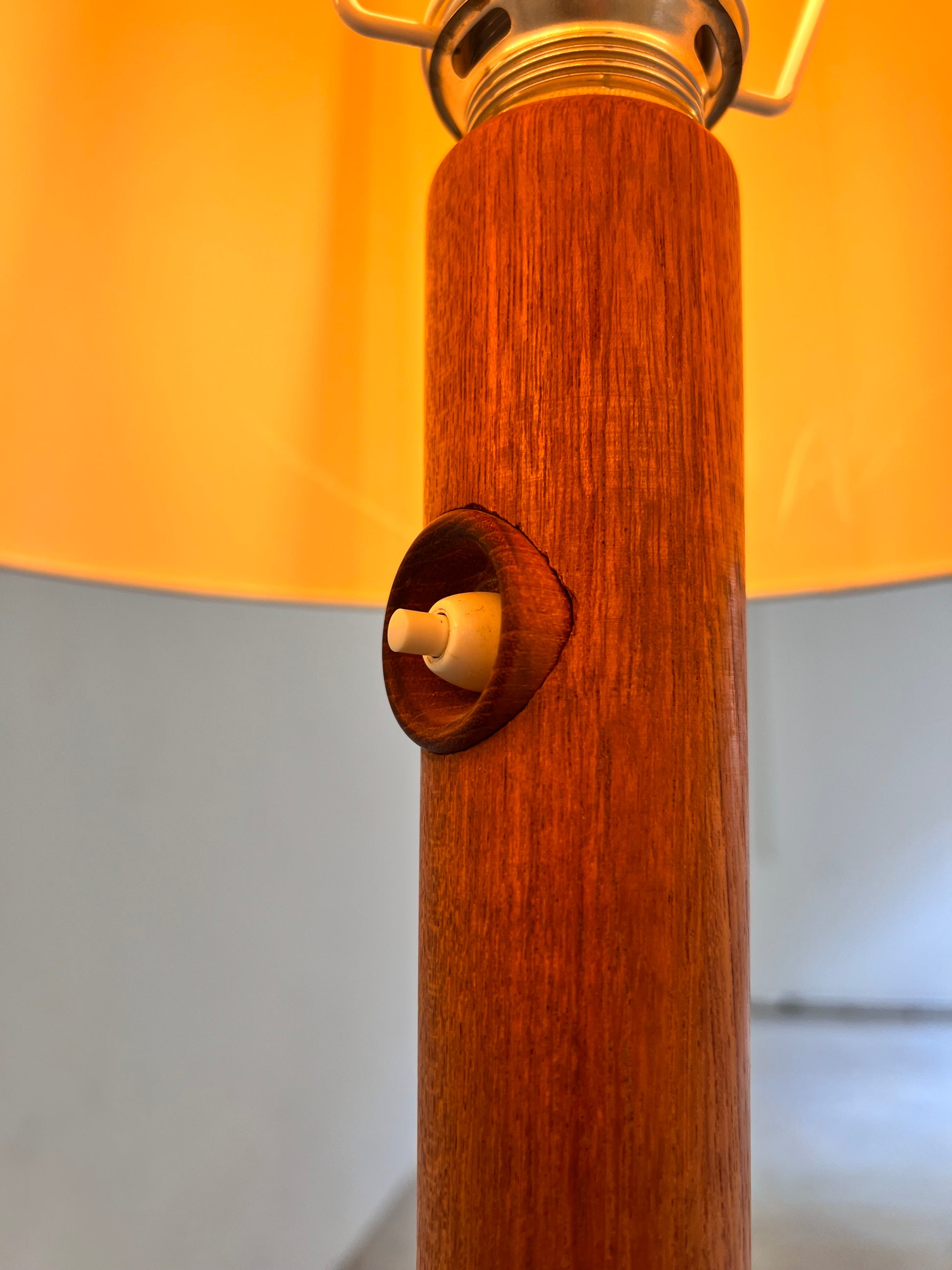 Stehlampe Teak mit Seidenschirm aus Dänemark