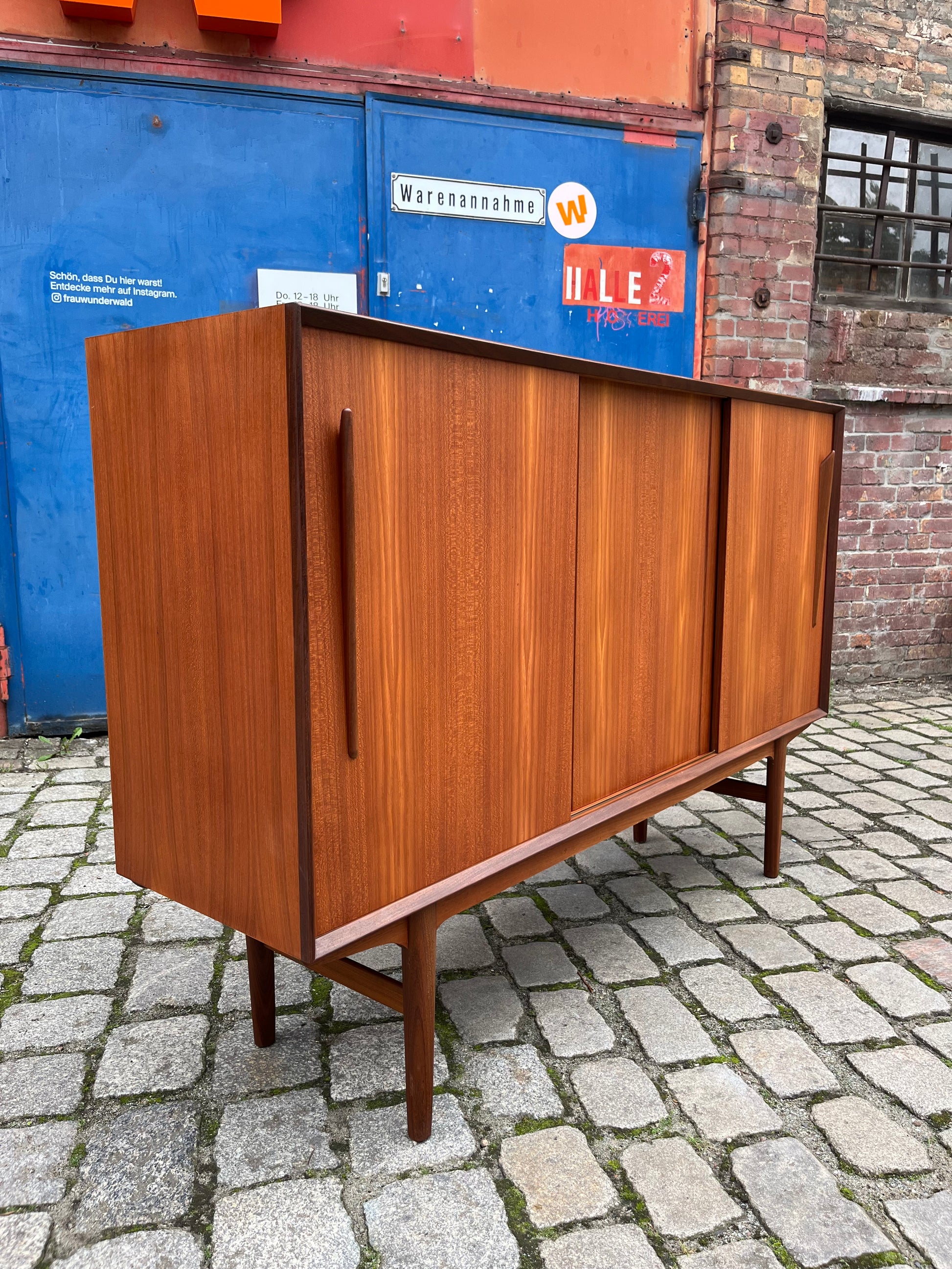 Highboard Teak mit schrägen Griffen aus Dänemark