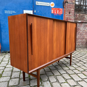 Highboard Teak mit schrägen Griffen aus Dänemark