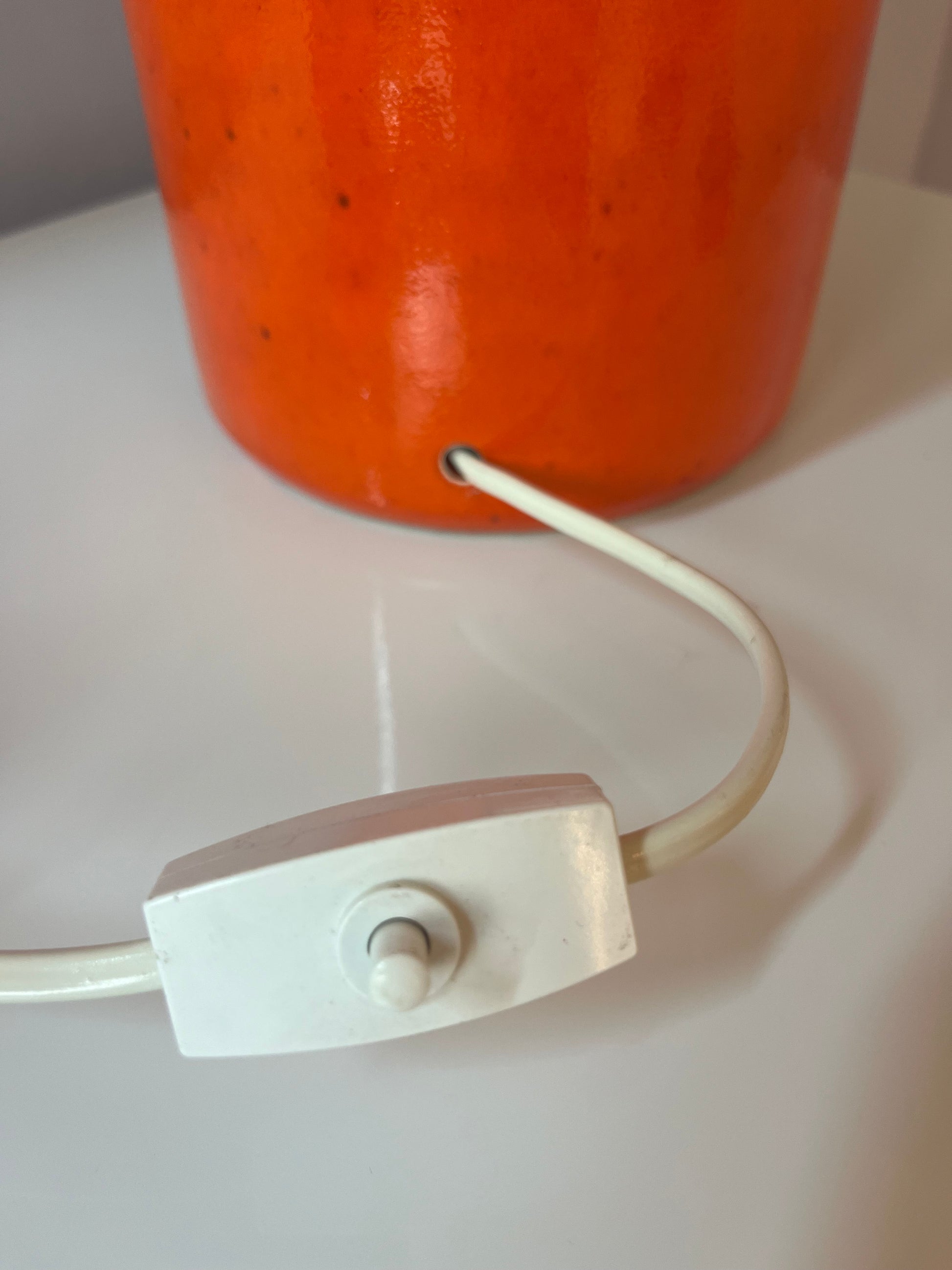Stehlampe orange Keramik mit Wollschirm