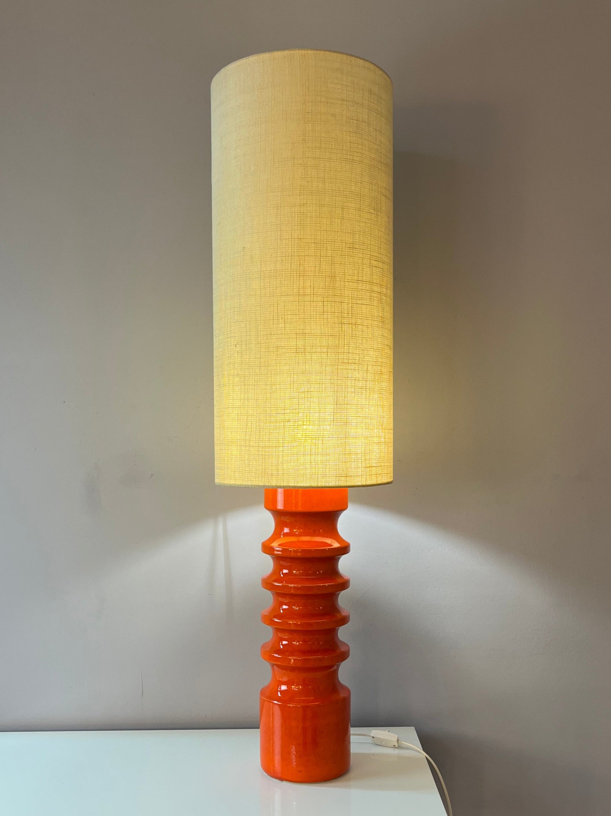 Stehlampe orange Keramik mit Wollschirm