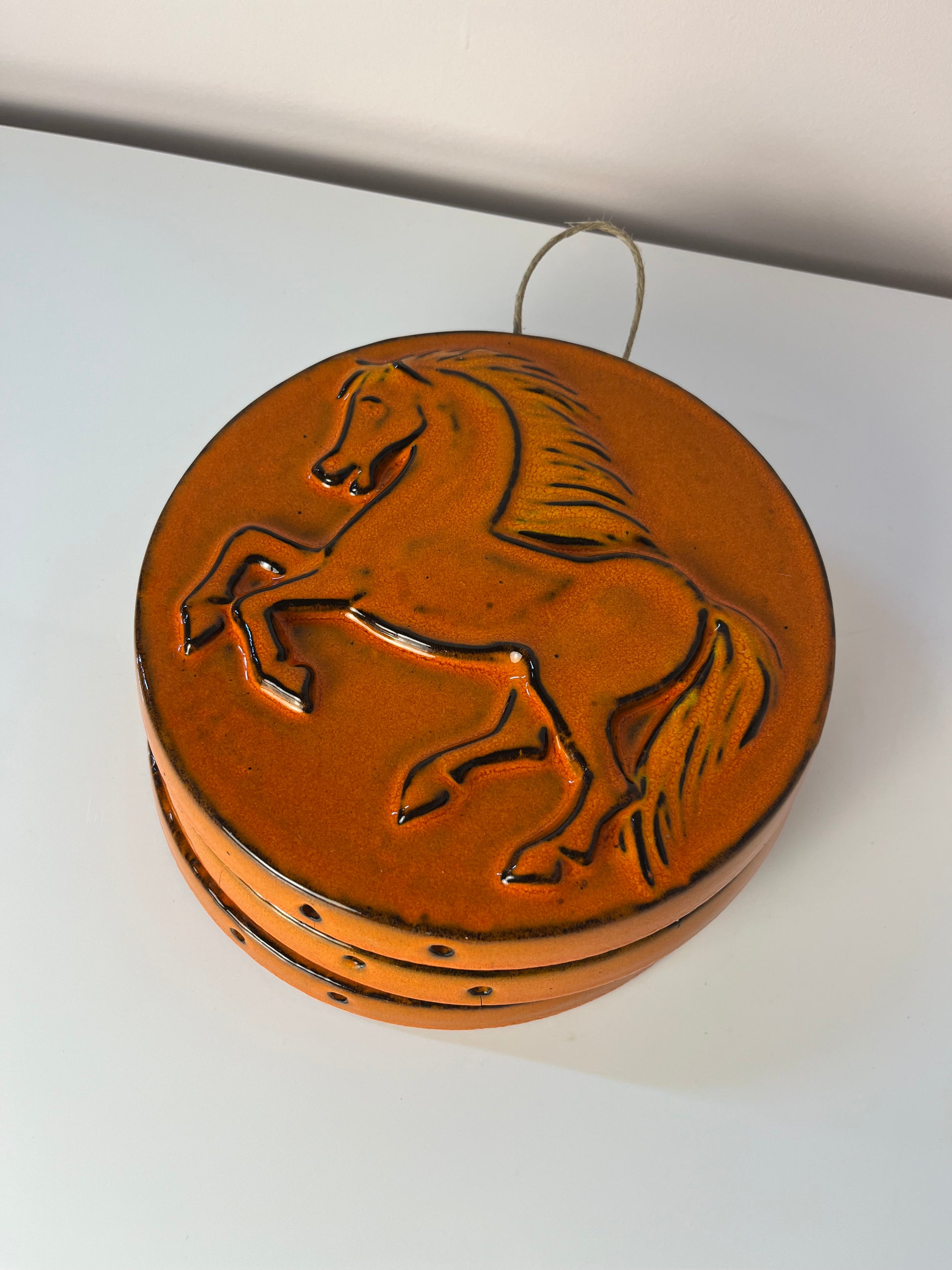 Set: Relief Wandteller Igel Pferd Fisch orange Keramik