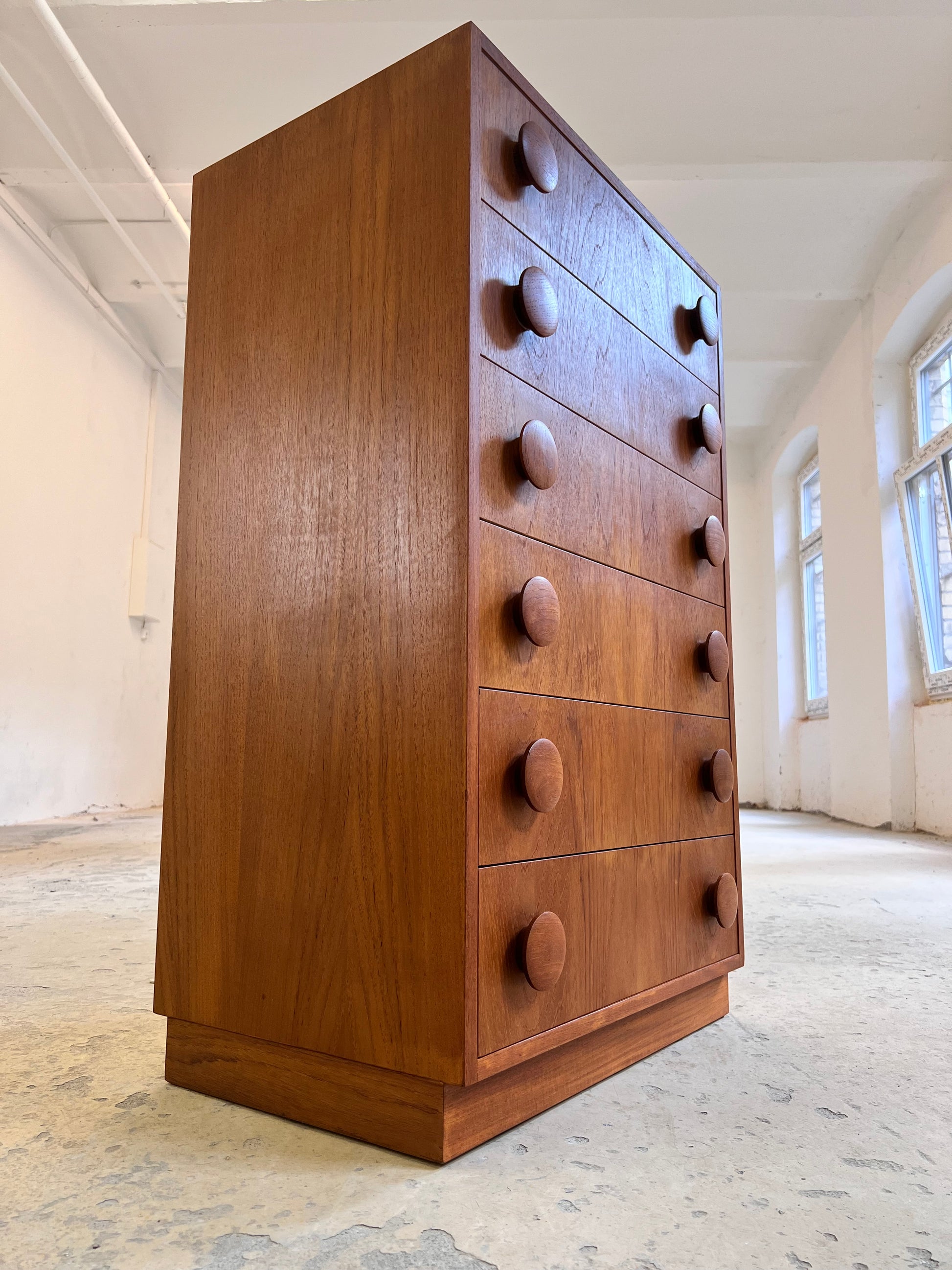 Kommode Teak mit runden Griffen aus Dänemark