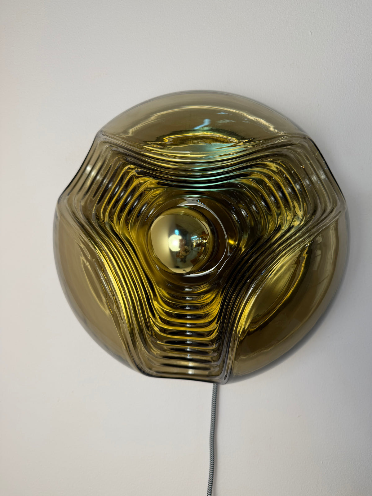 Große Wandlampe Futura Rauchglas Messing von Koch & Lowy für Peill & Putzler