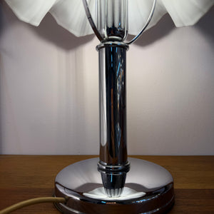 Tischlampe mit gewelltem Glasschirm & Chrom