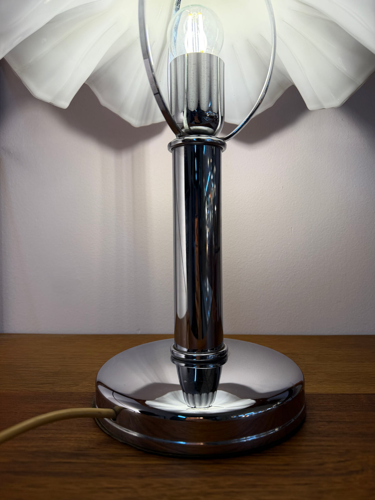 Tischlampe mit gewelltem Glasschirm & Chrom