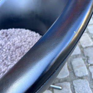 Cocktailsessel Kunstleder mit grauem Fellkissen