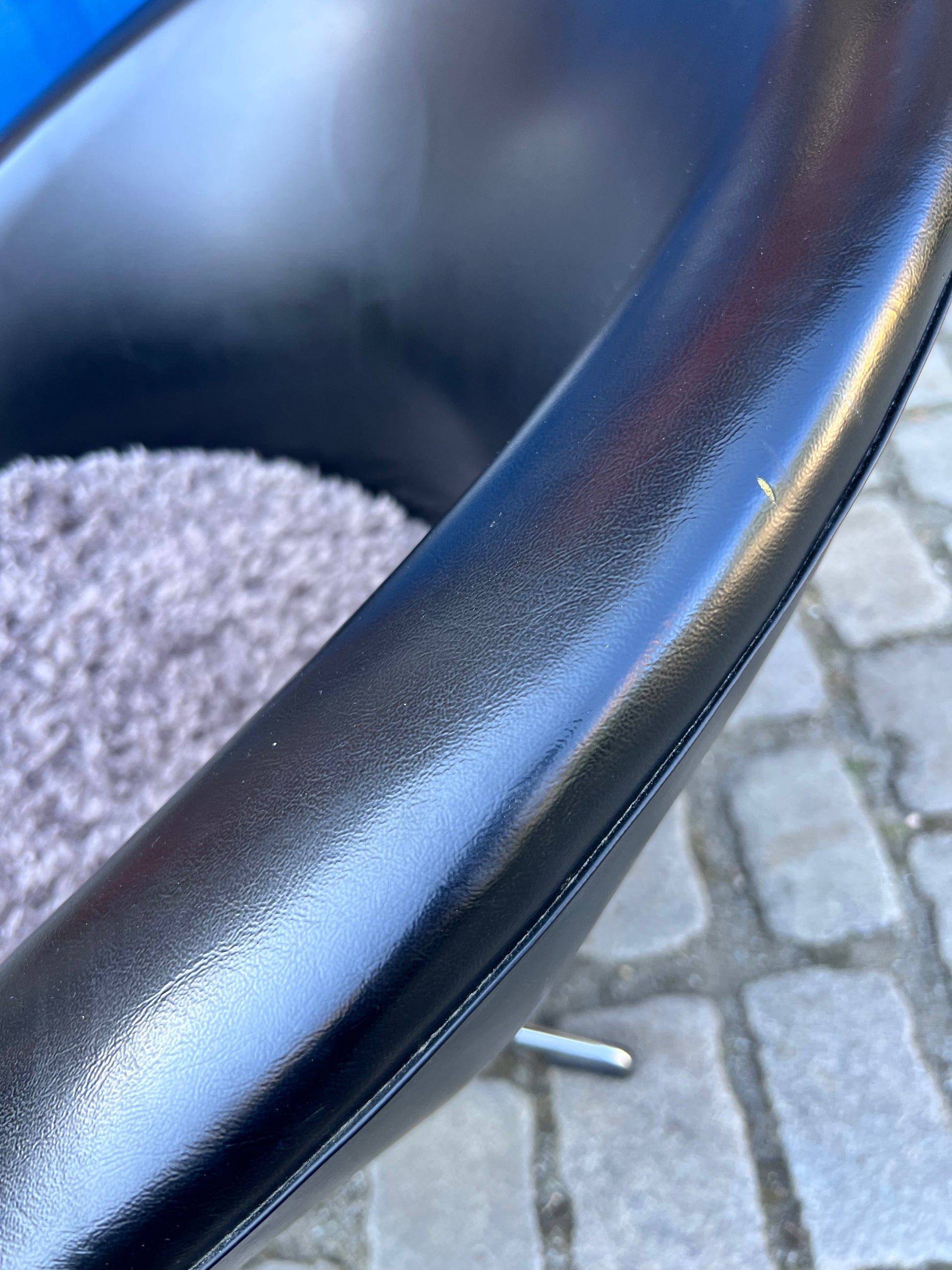 Cocktailsessel Kunstleder mit grauem Fellkissen