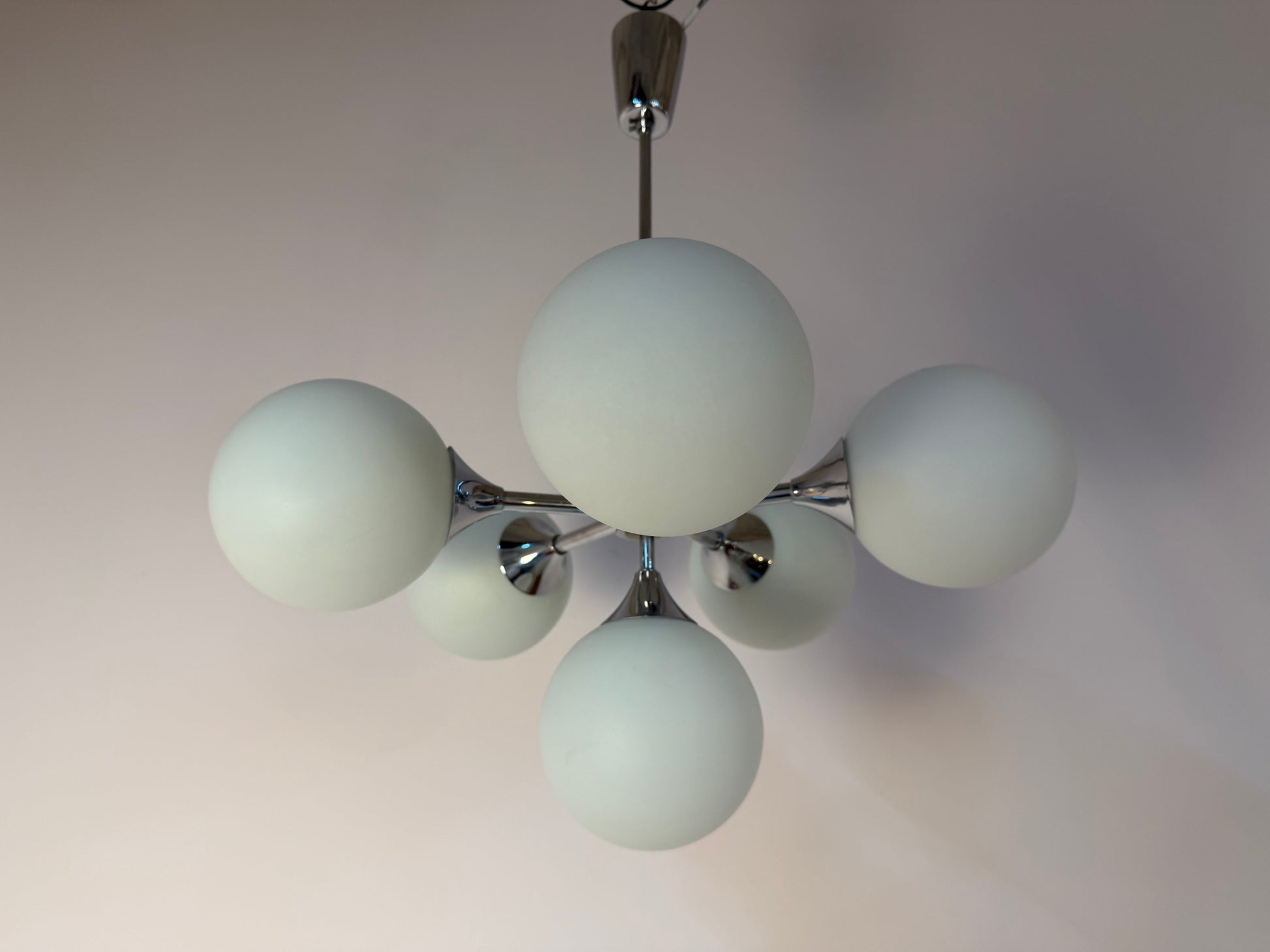 Sputnik Kronleuchter Chrom Opalglas
