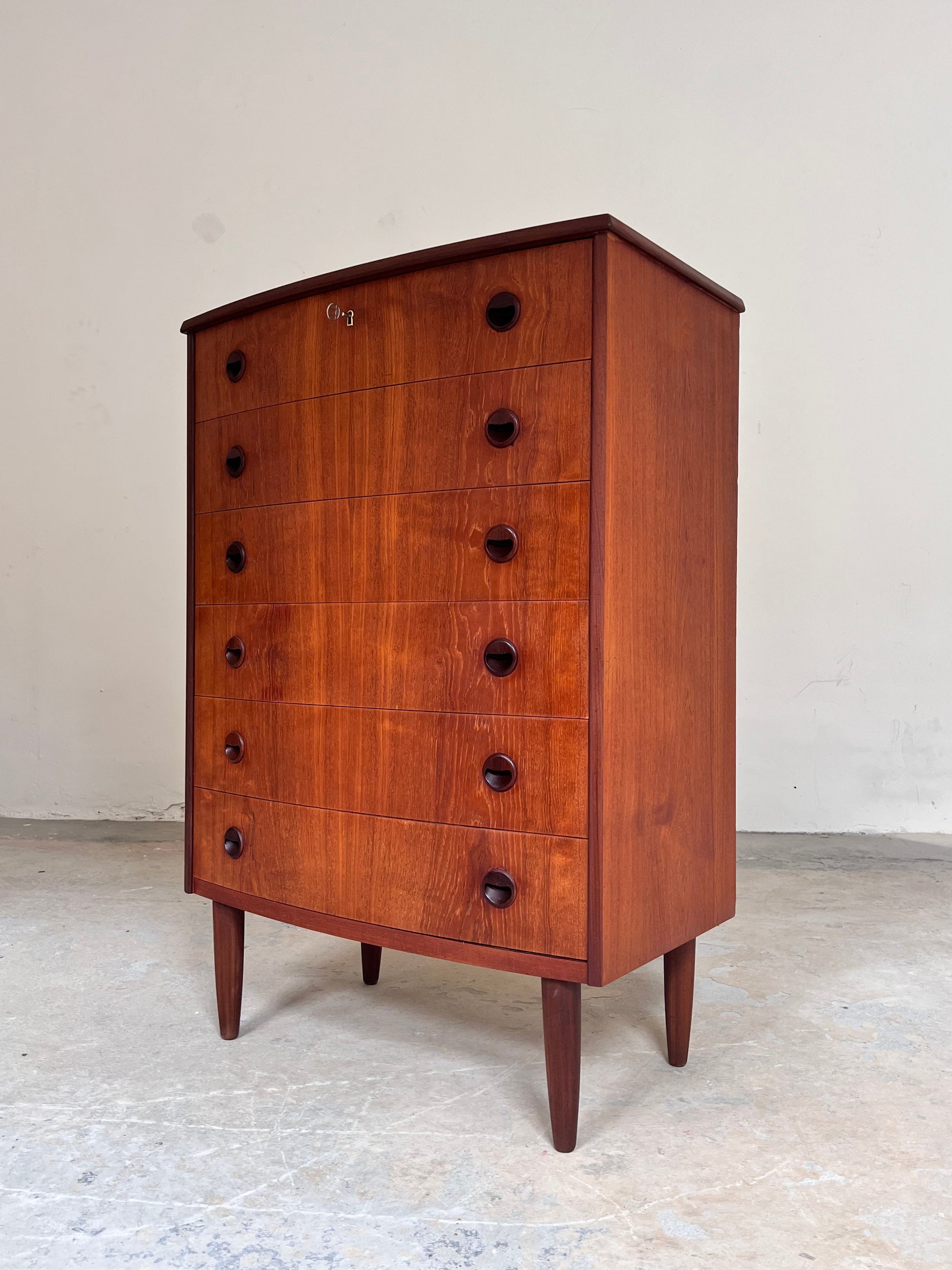 Halbrunde Kommode Teak mit runden Griffen & Schloss aus Dänemark