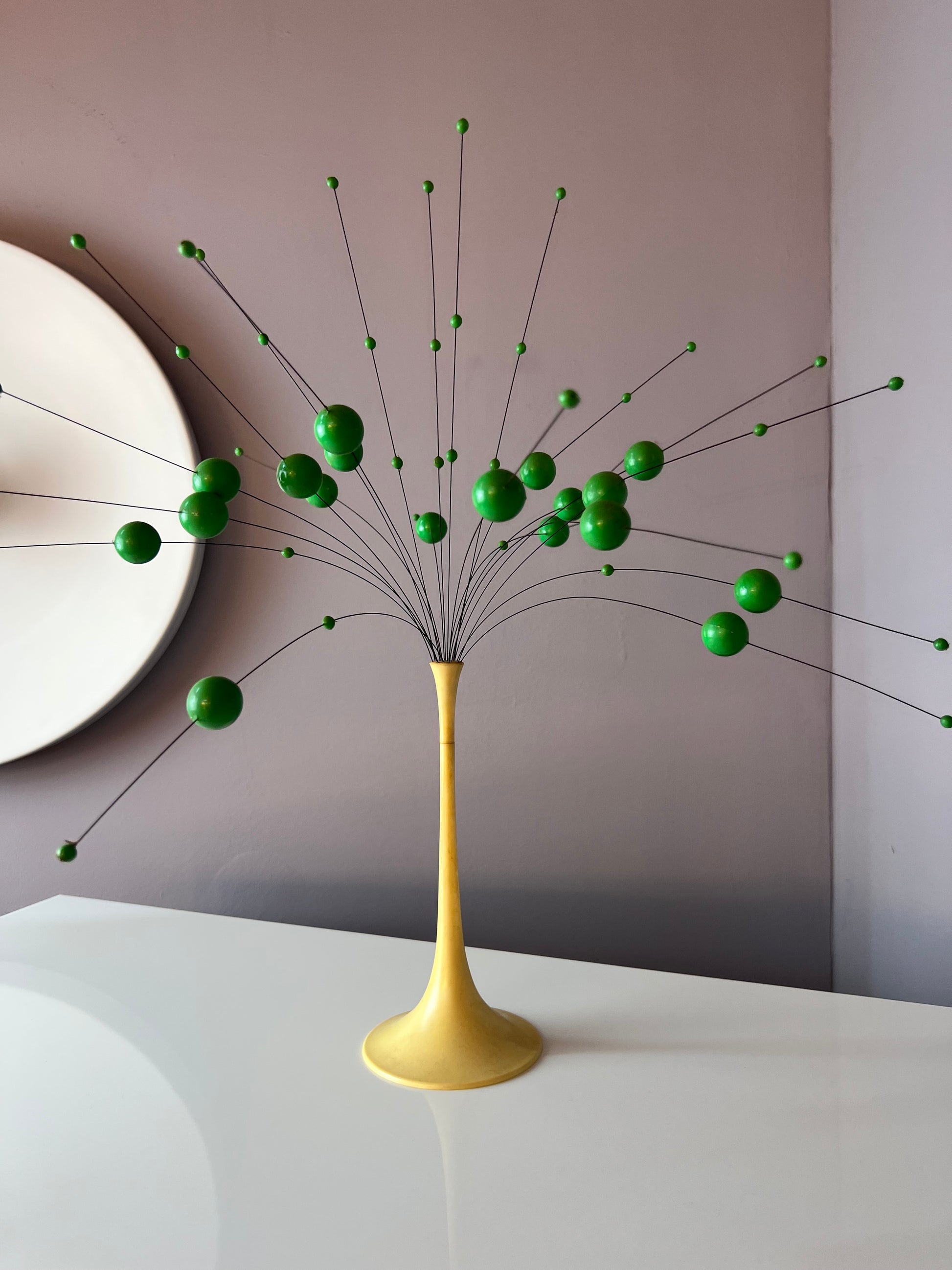 Kinetische Kugelbaum Skulptur Atome creme grün