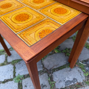 Set: 2 Satztische Teak & gelbe Fliesen aus Dänemark