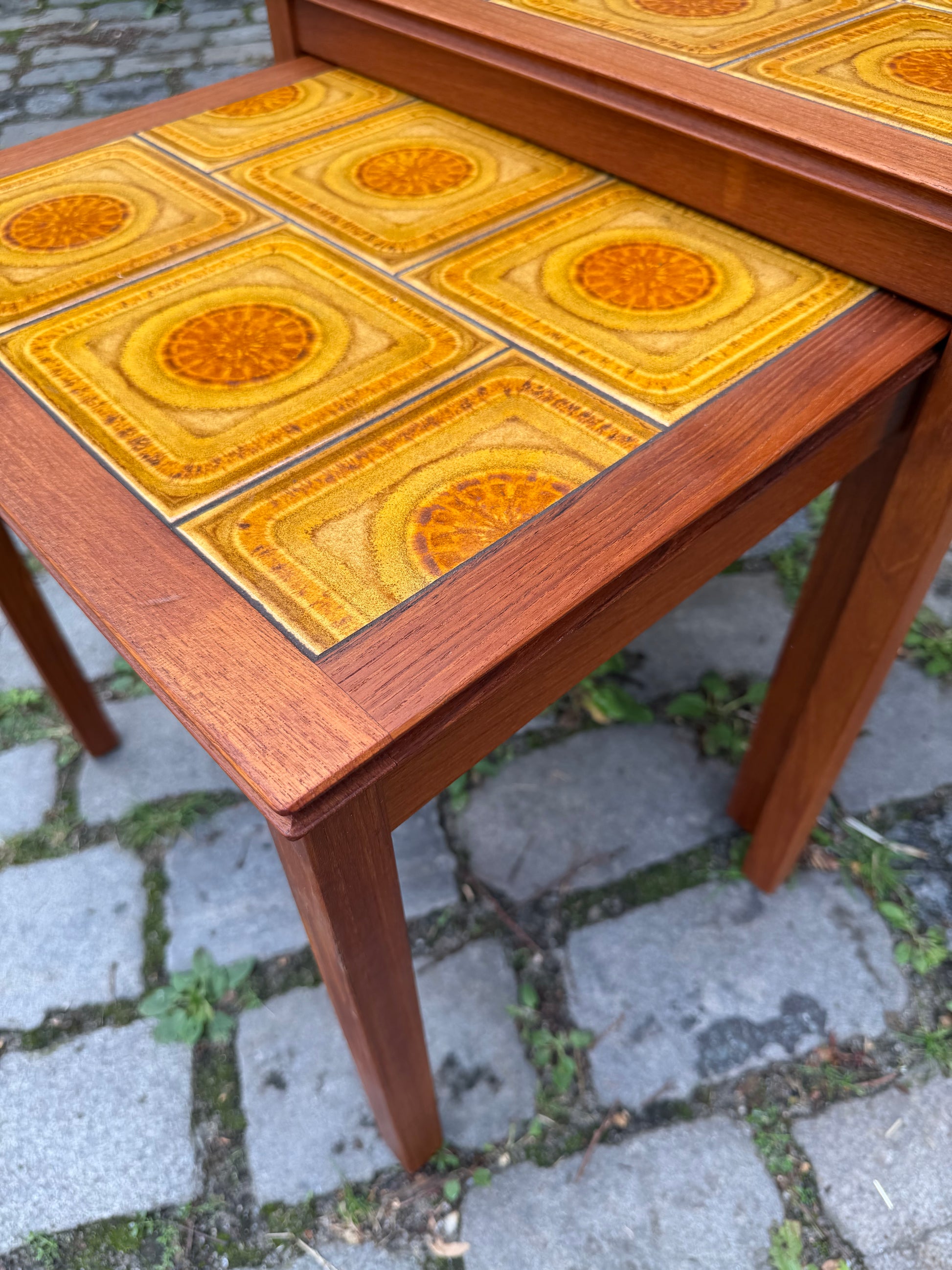 Set: 2 Satztische Teak & gelbe Fliesen aus Dänemark