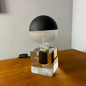 Tischlampe in Acrylkubus