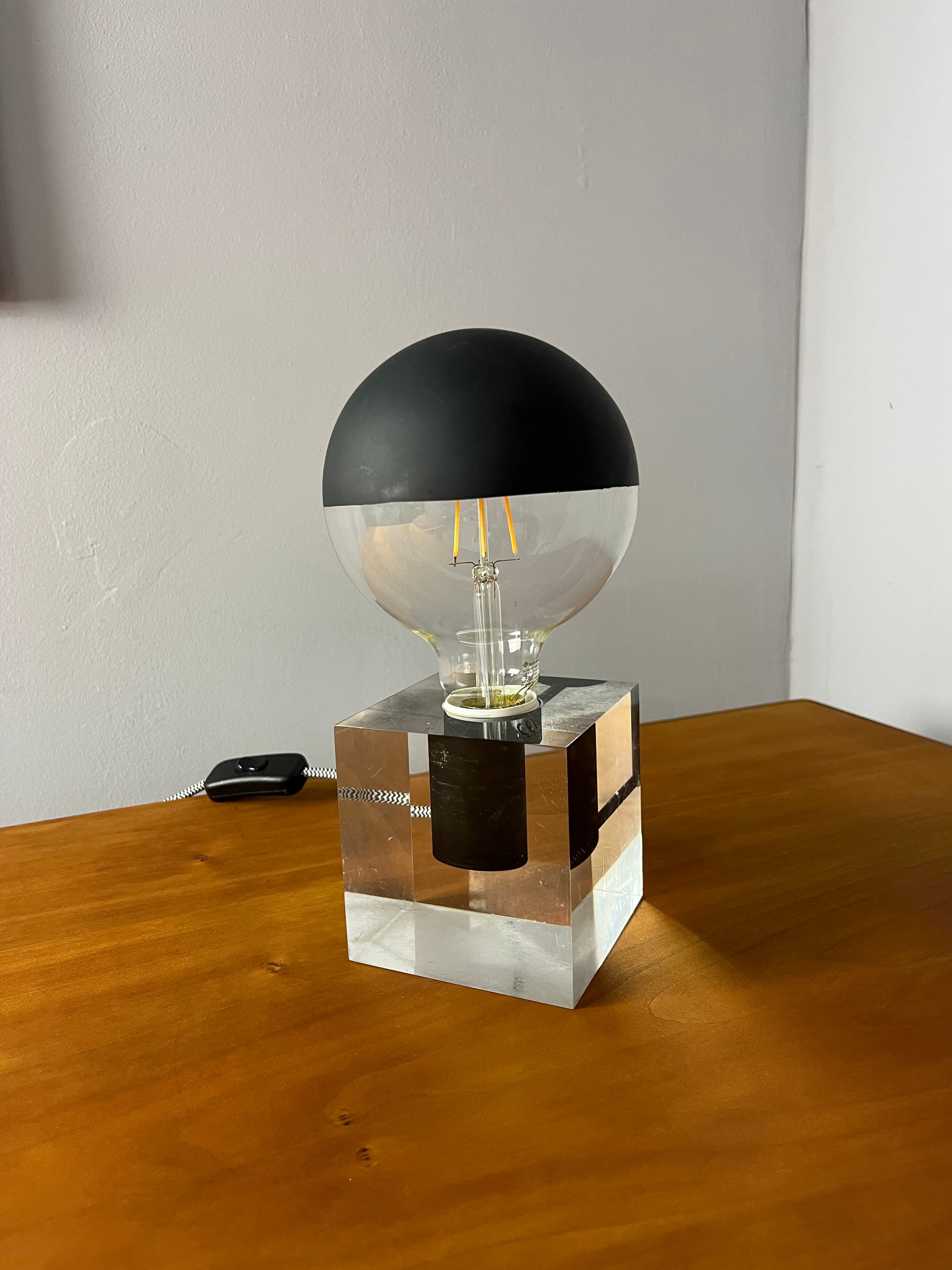 Tischlampe in Acrylkubus