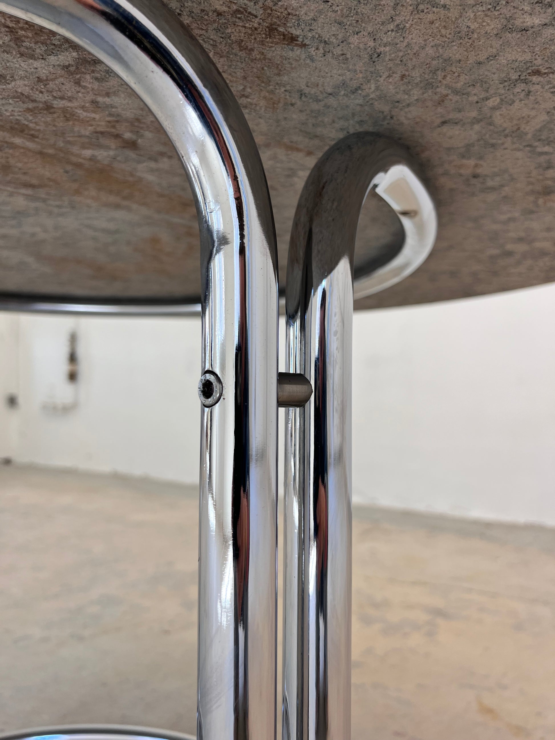Runder Esstisch Granit Chrom von Giotto Stoppino