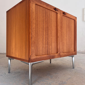 Kommode Teak mit Flügeltüren & neuen Chromfüßen von H. W. Klein
