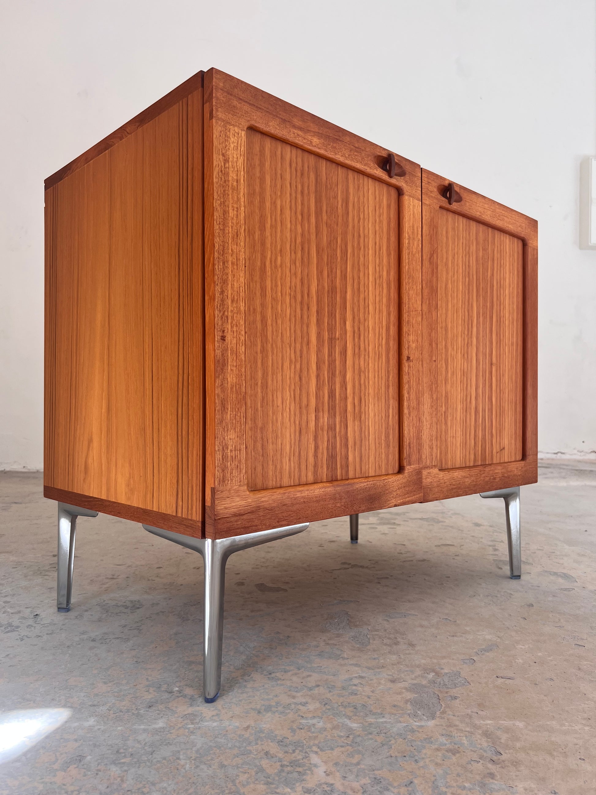 Kommode Teak mit Flügeltüren & neuen Chromfüßen von H. W. Klein