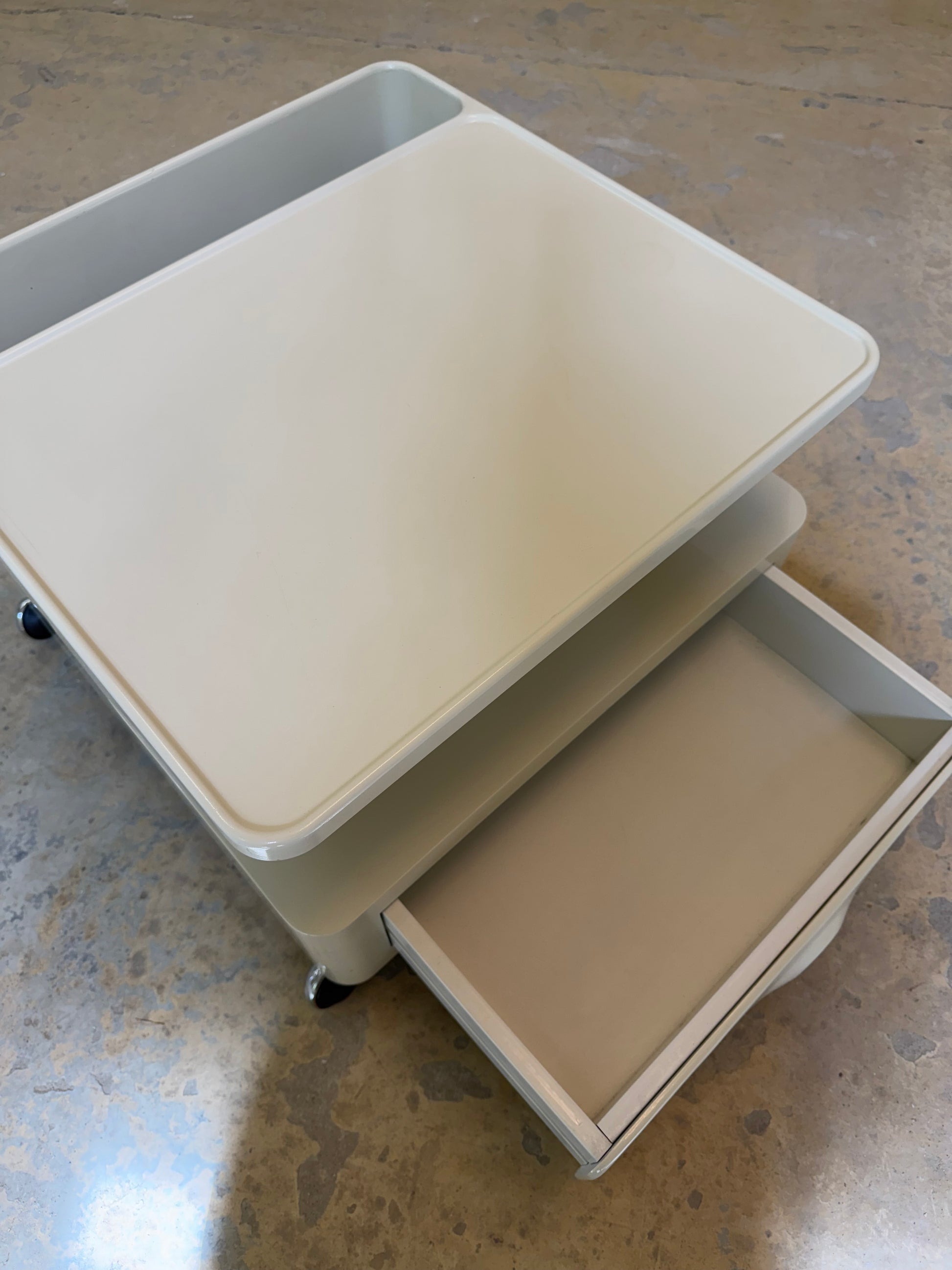 Nachtschrank / Beistelltisch weiß auf Rollen von OPAL Möbel