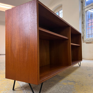 Regal Teak auf Hairpinlegs von rt Möbel