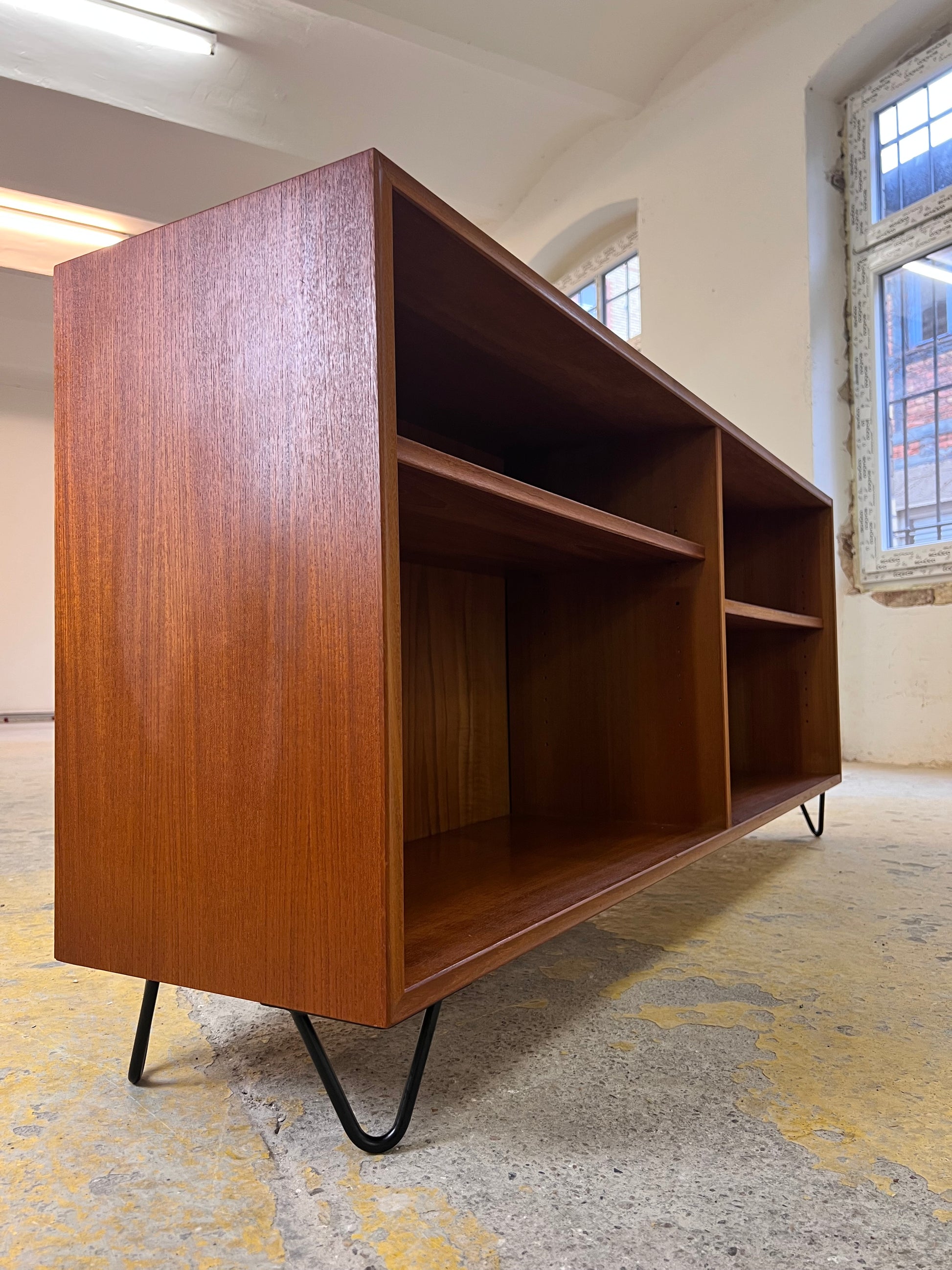 Regal Teak auf Hairpinlegs von rt Möbel