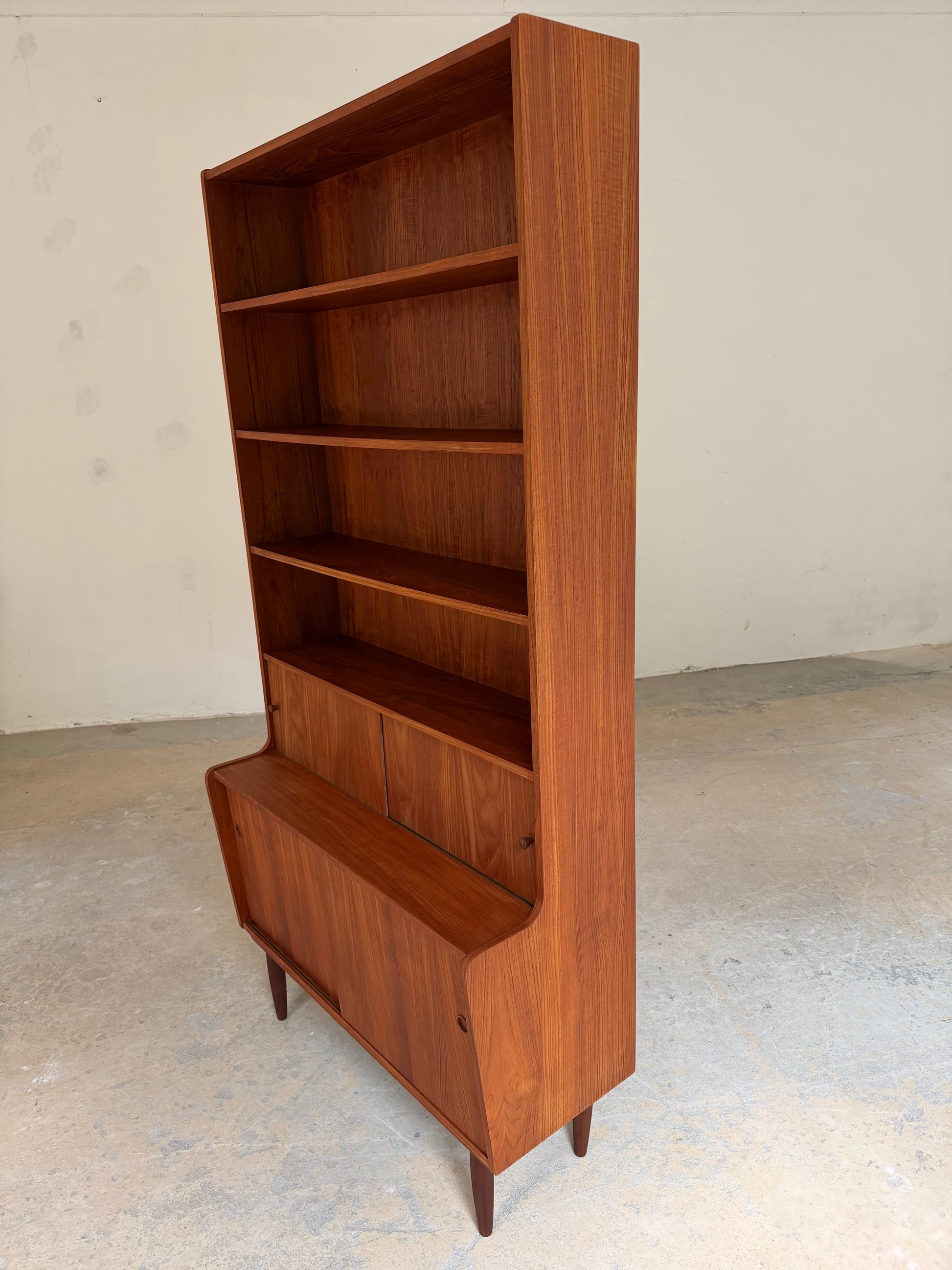 Bücherregal Teak mit Schiebetüren aus Dänemark