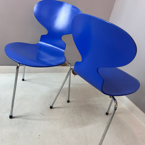 Ameise Stuhl Modell 3100 dreibeinig blau von Arne Jacobsen für Fritz Hansen