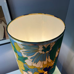 Tischlampe grün mit leuchtendem Glasfuß und floralem Schirm von Doria