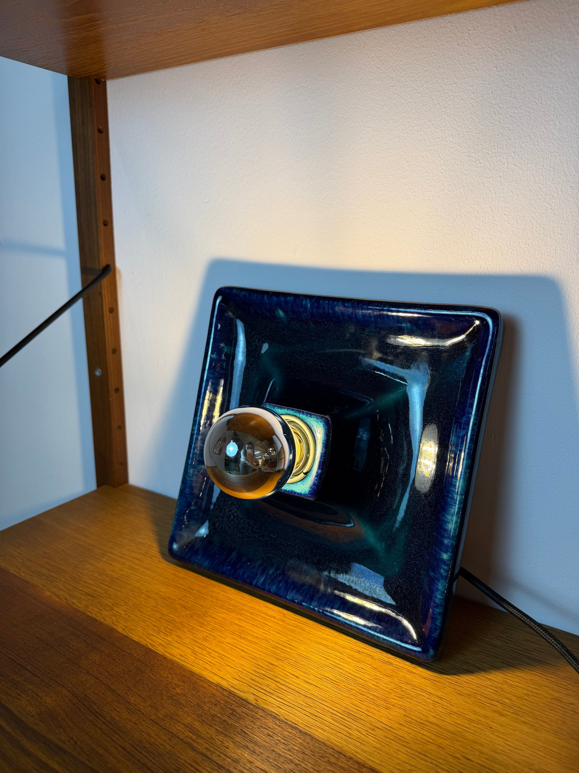 Quadratische Wandlampe blau Keramik von Hustadt Leuchten