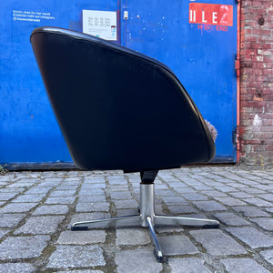 Cocktailsessel Kunstleder mit grauem Fellkissen