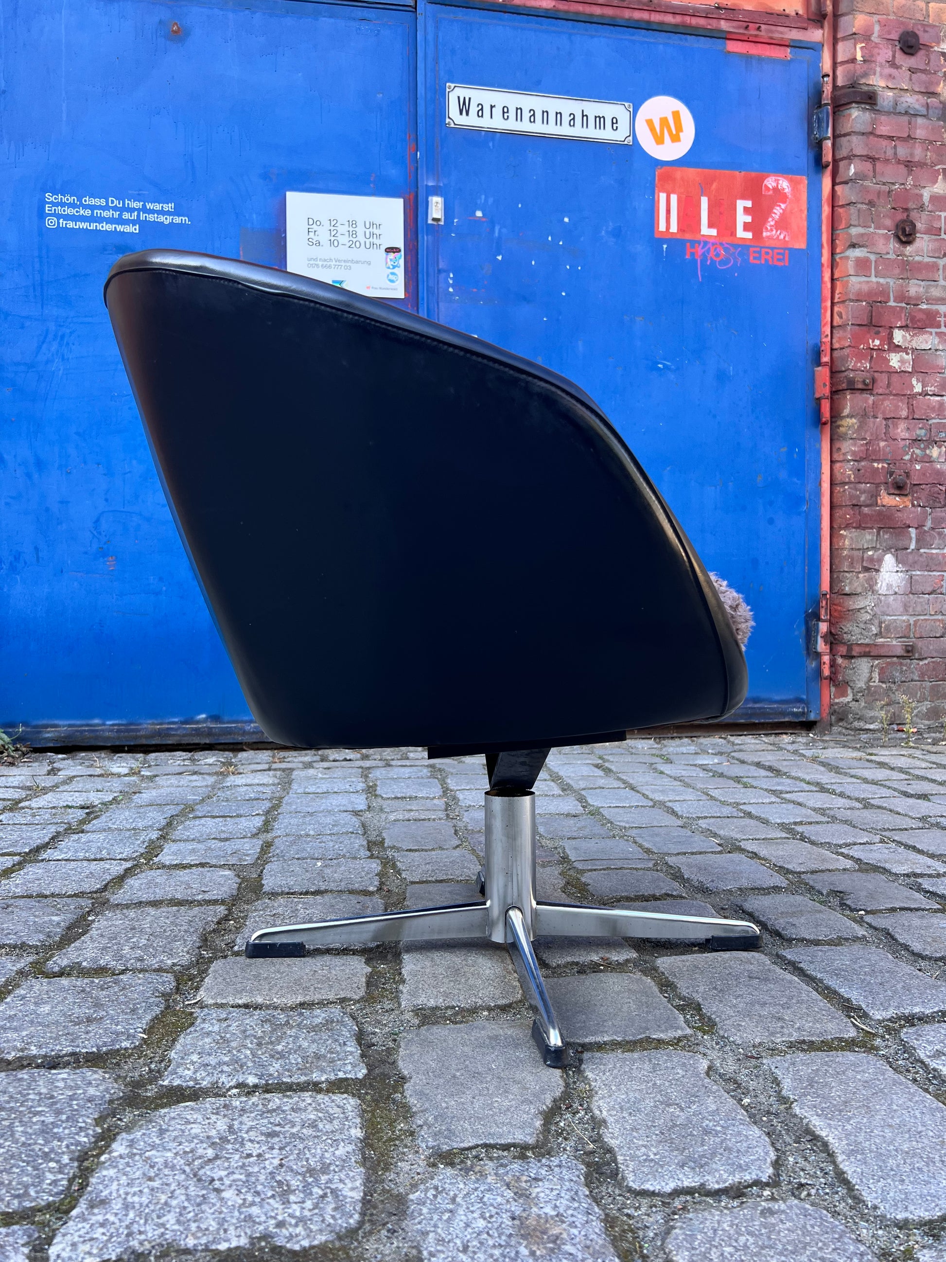 Cocktailsessel Kunstleder mit grauem Fellkissen