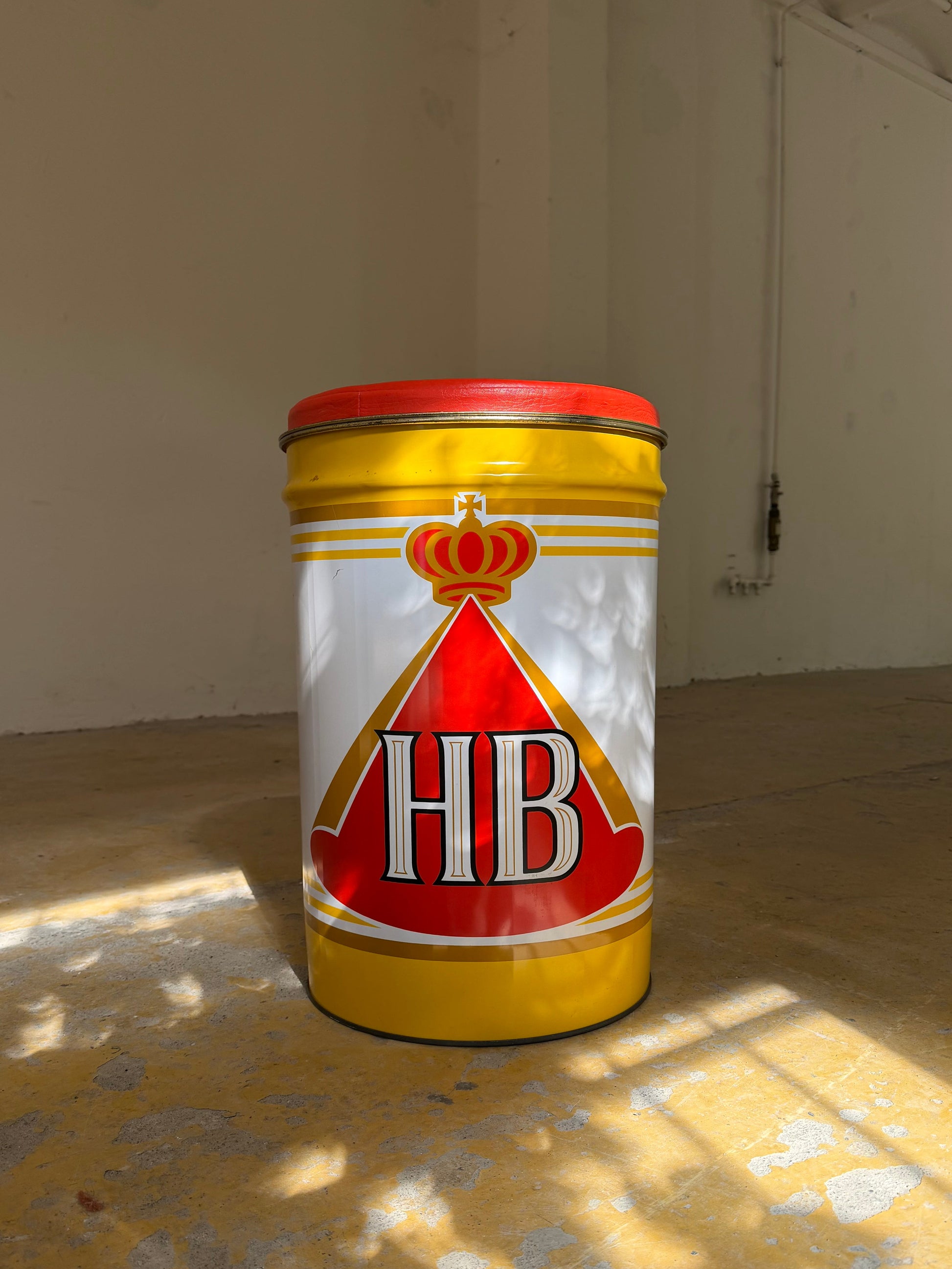 HB Sitztonne mit rotem Sitzpolster