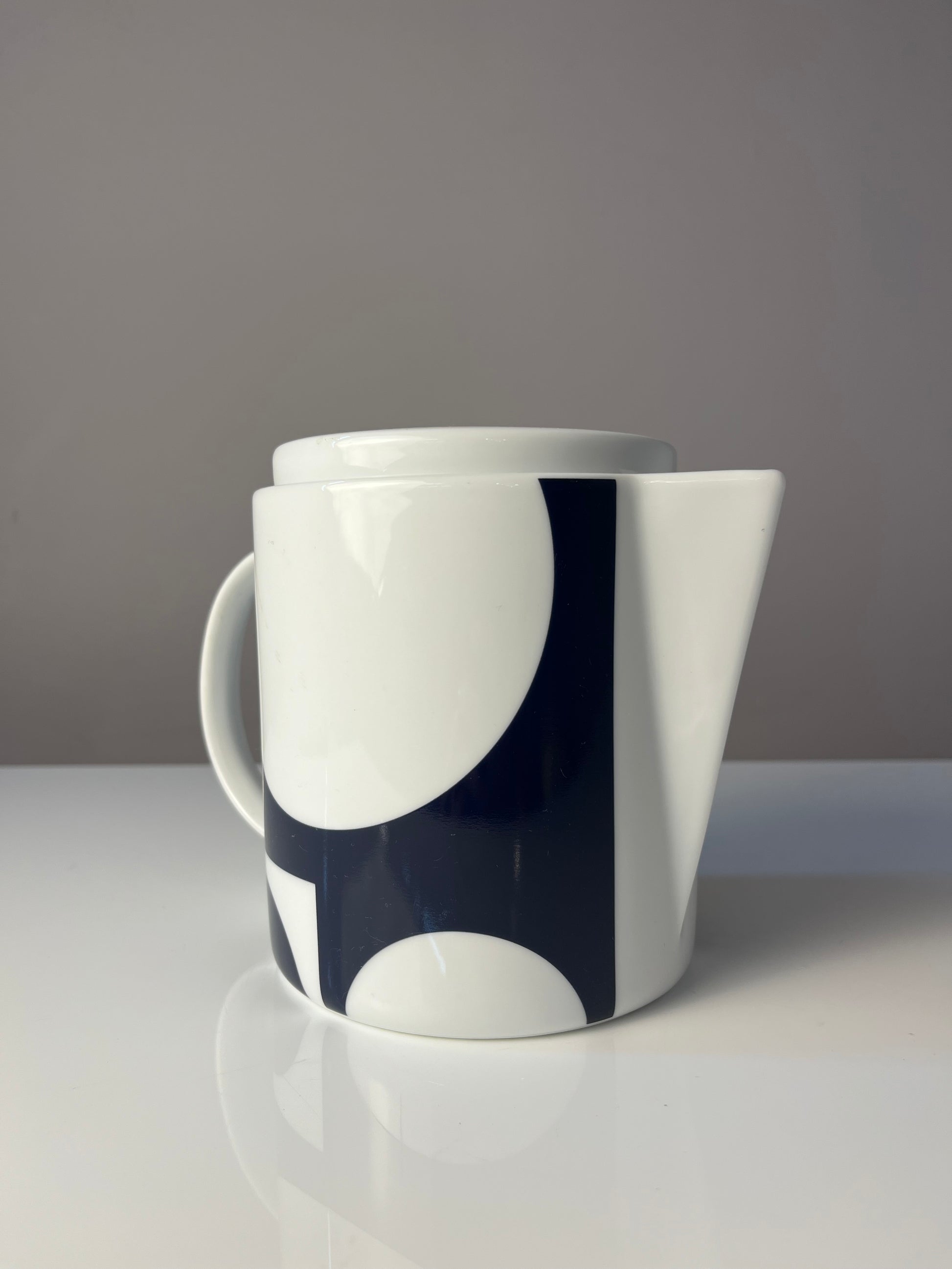 Teekanne dunkelblau weiß mit "Geometry 1" Print von Verner Panton für Menu