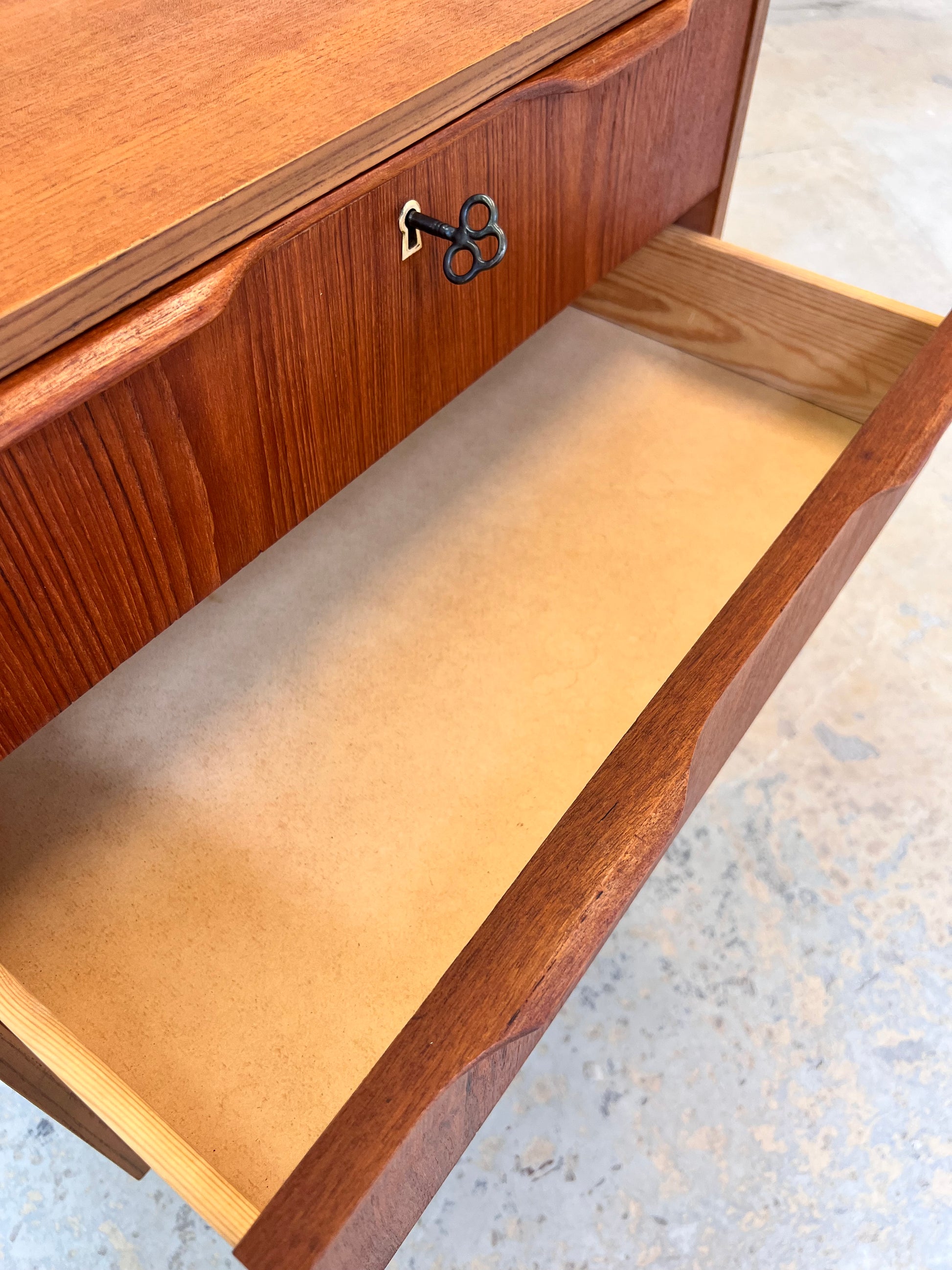 Kommode Teak mit Schloss aus Dänemark