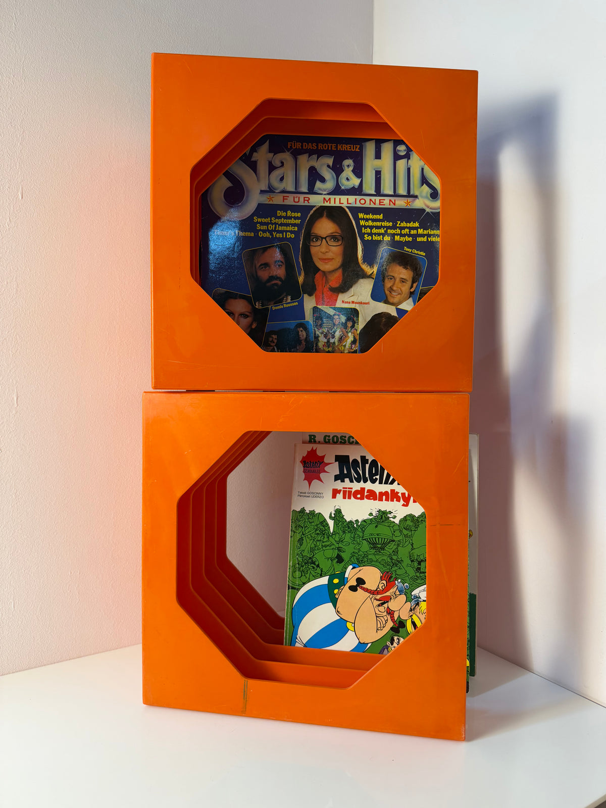 Schallplattenständer orange von Schweizer Design