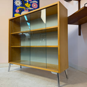 Vitrine Esche mit hellblauer Rückwand & neuen Chromfüßen von Hellerau