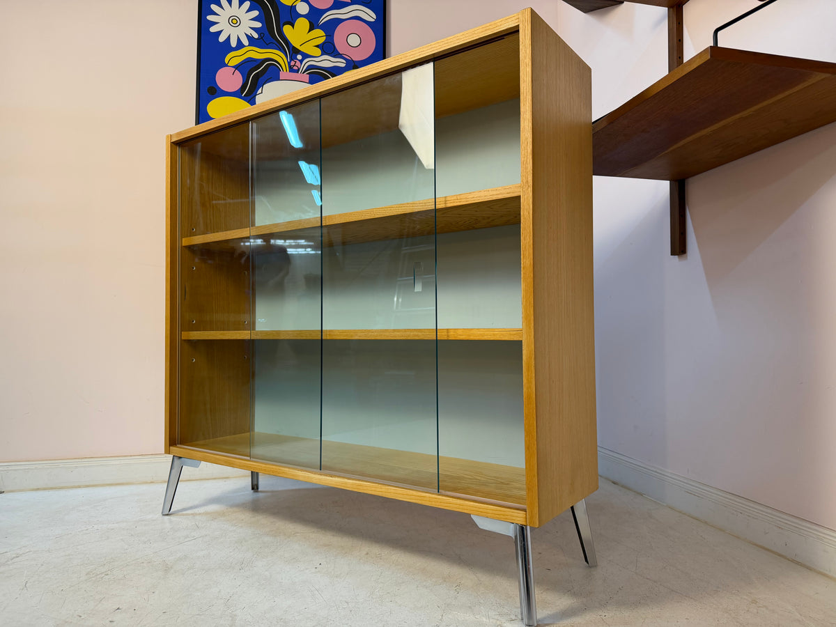 Vitrine Esche mit hellblauer Rückwand & neuen Chromfüßen von Hellerau