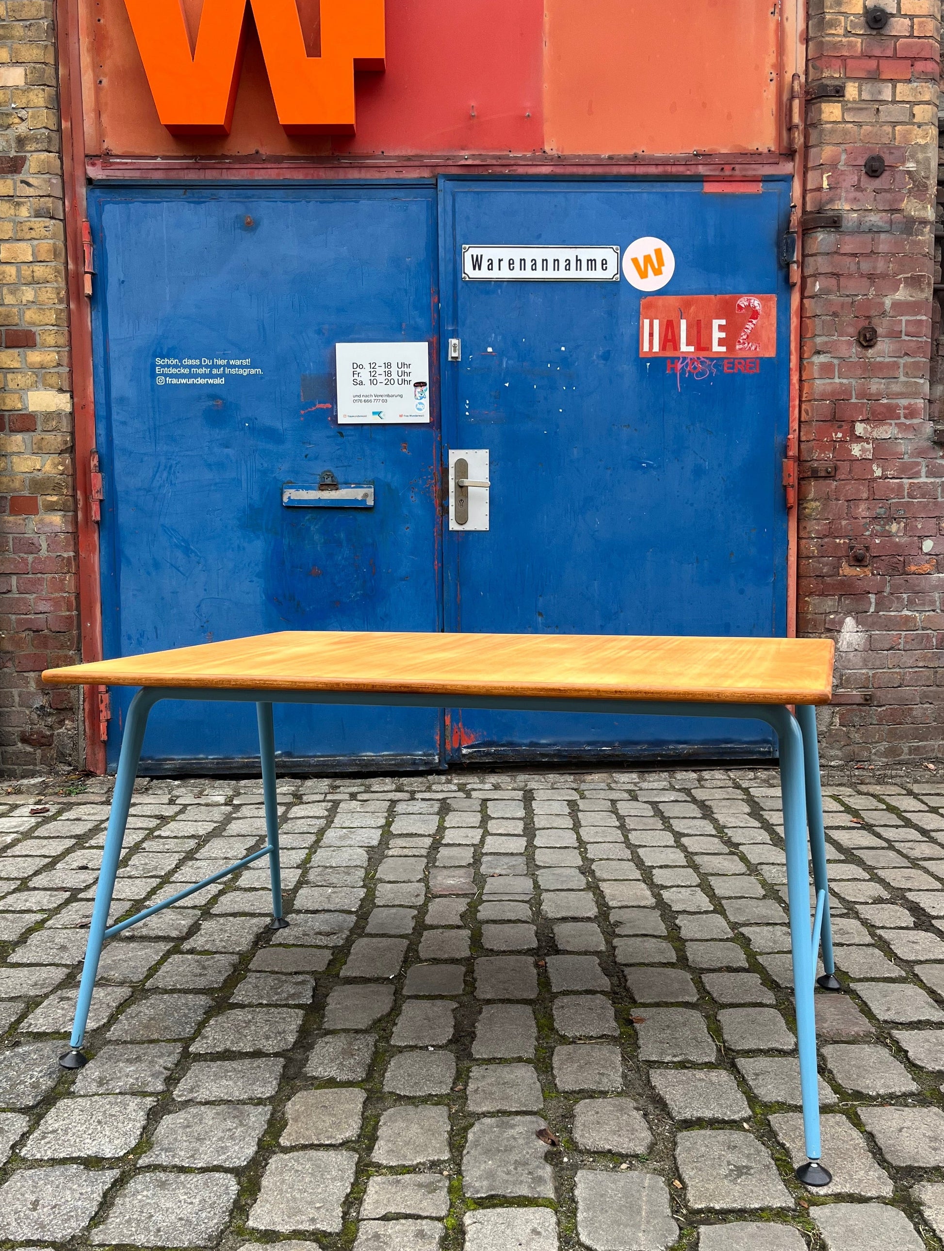 Esstisch Werktisch mit hellblauem Gestell
