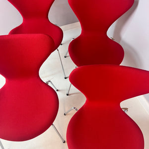 Stuhl Serie 7 rot in Vollpolsterung von Arne Jacobsen für Fritz Hansen