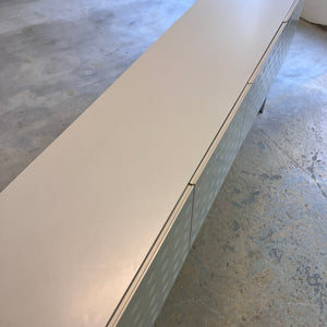Sideboard weiß mit kreisförmigem Reliefmuster aus Belgien