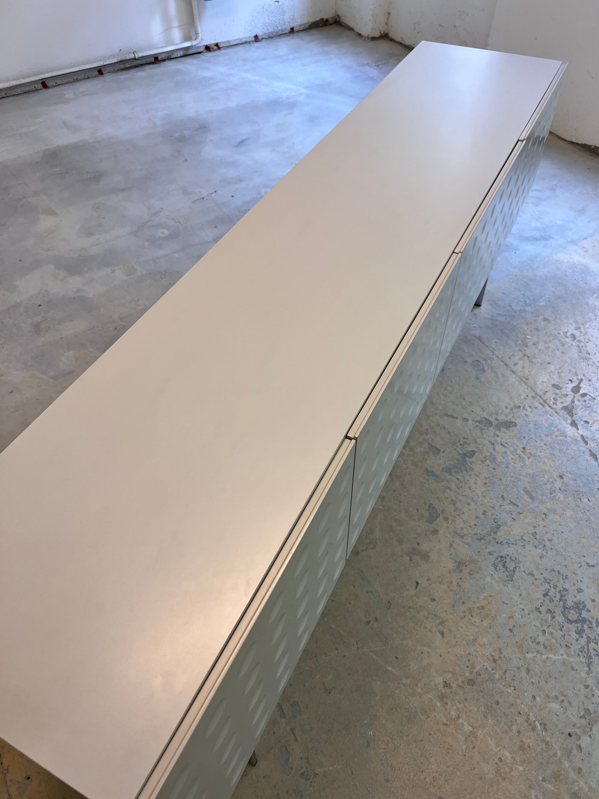 Sideboard weiß mit kreisförmigem Reliefmuster aus Belgien