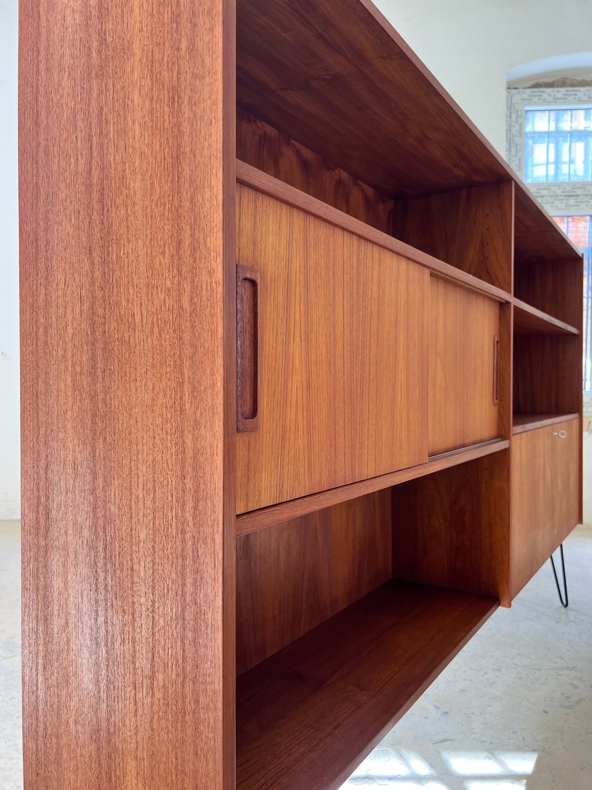 Regal auf Hairpinlegs aus Dänemark