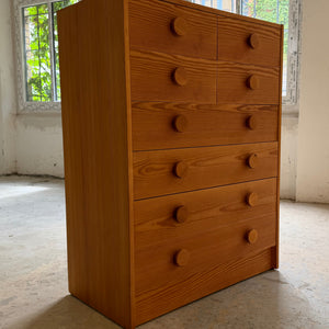 Kommode Kiefer mit runden Griffen & hellblau lackierten Schubladen aus Dänemark