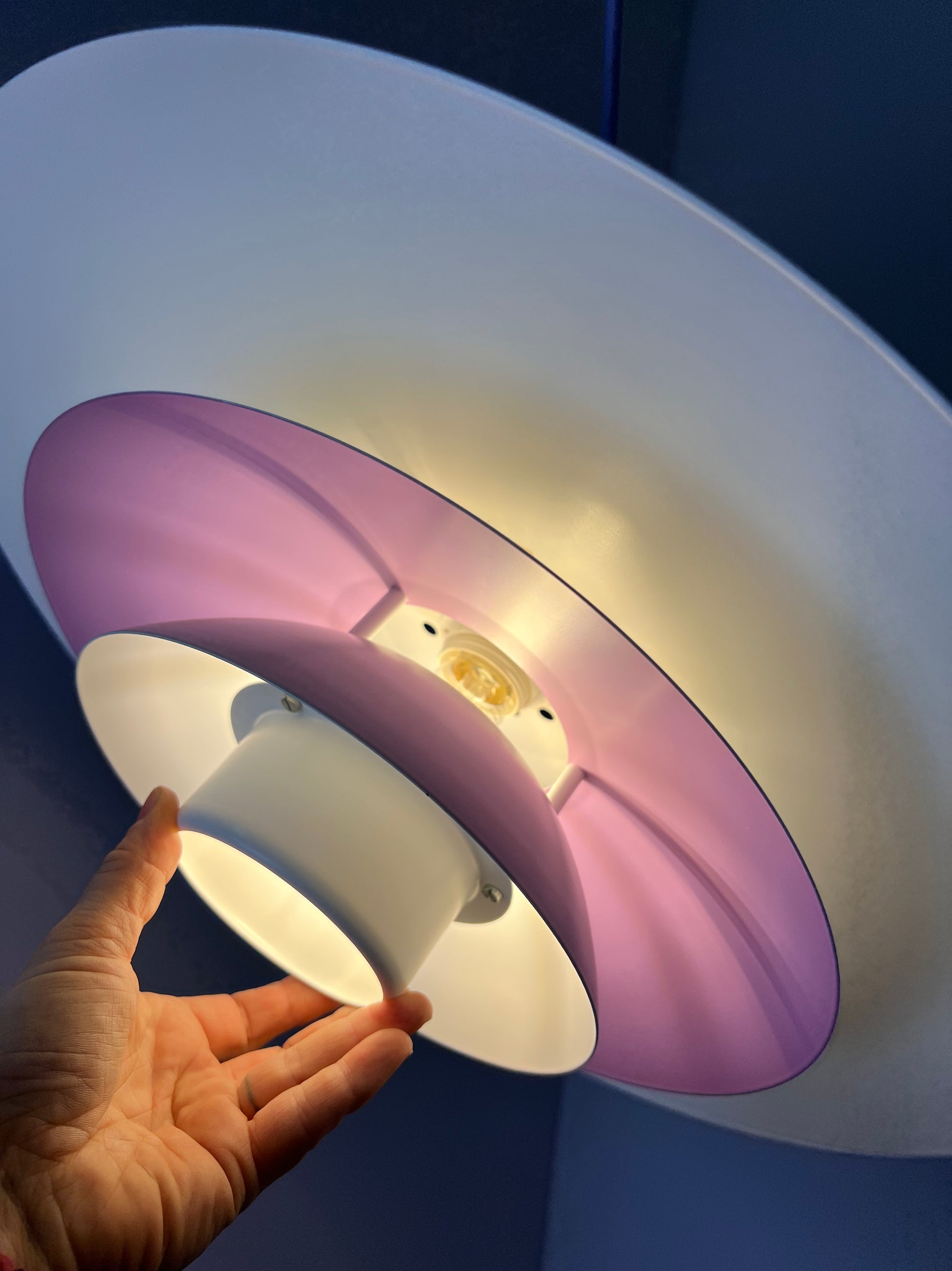 Lamellenlampe weiß lila von Formlight