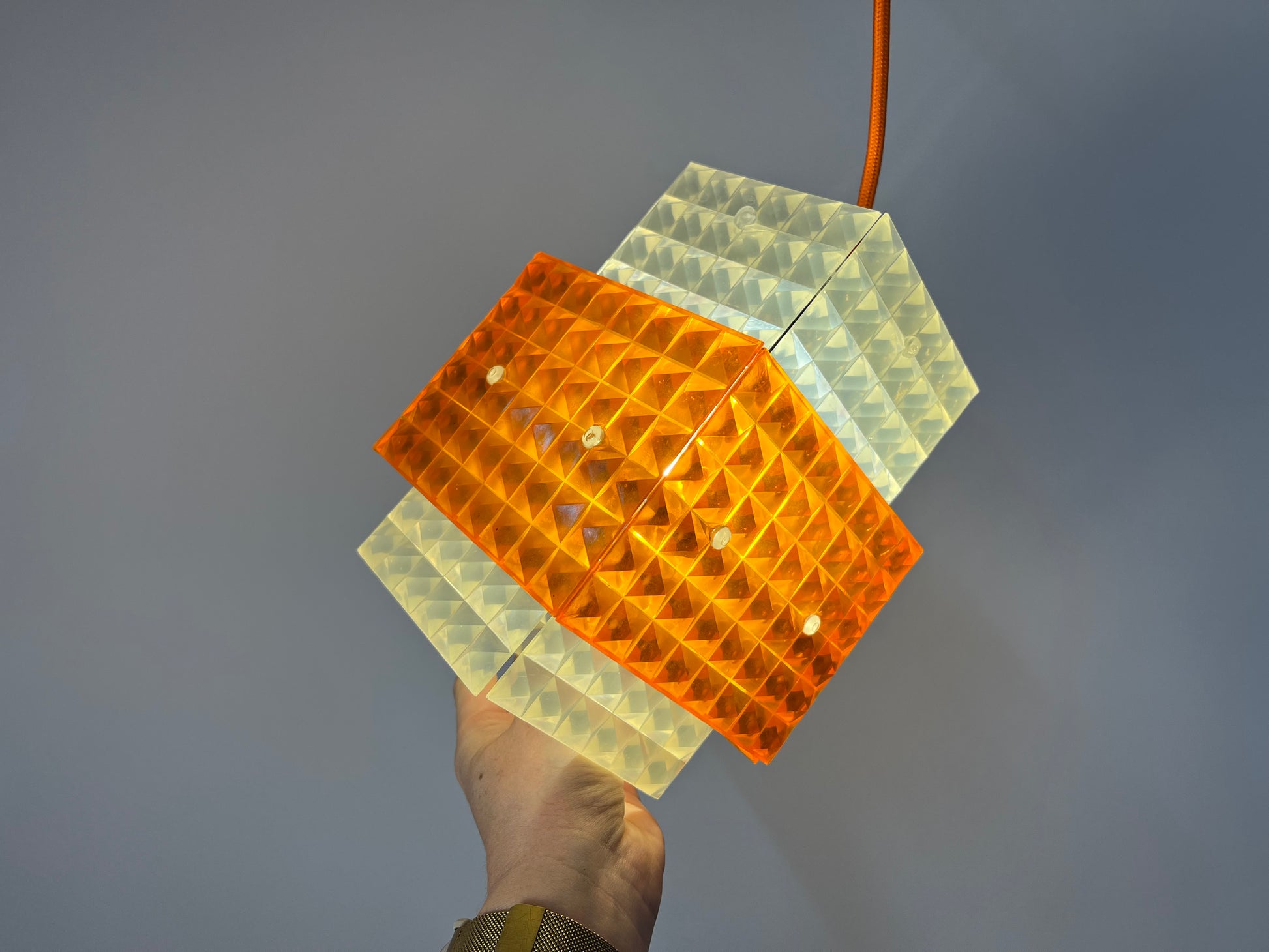 Hängelampe orange weiß mit Wabenstruktur aus der DDR