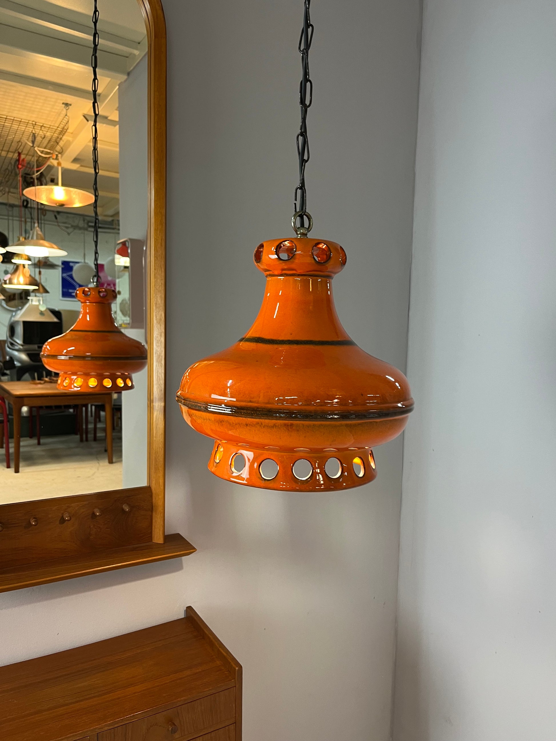 Keramiklampe orange mit Kette aus Westdeutschland