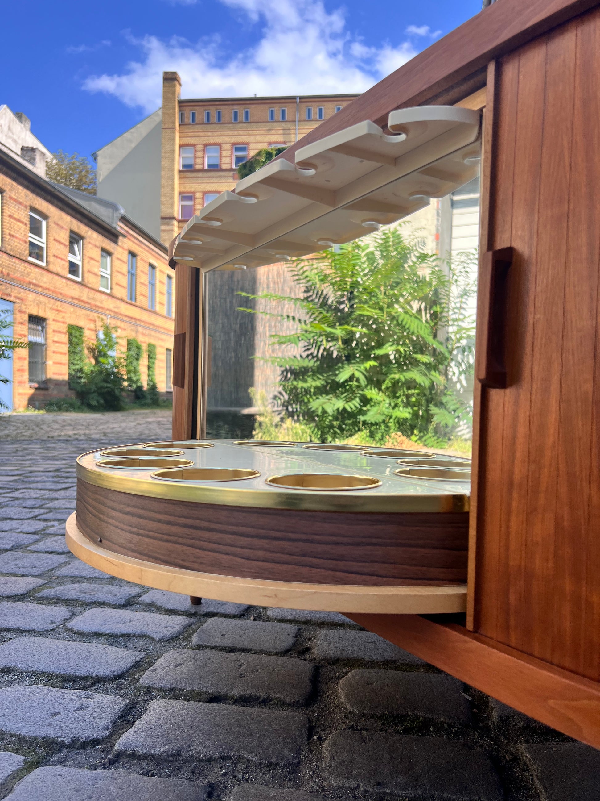 Eckbar Nussbaum mit drehbarem Regal
