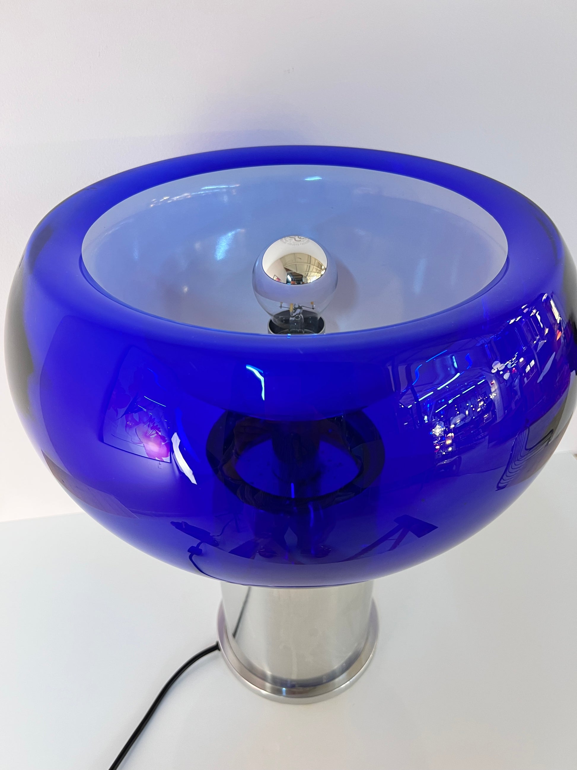 Tischlampe mit doppelwandigem Glasschirm königsblau von Doria