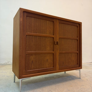 Schrank Teak mit neuen Chromfüßen aus Dänemark
