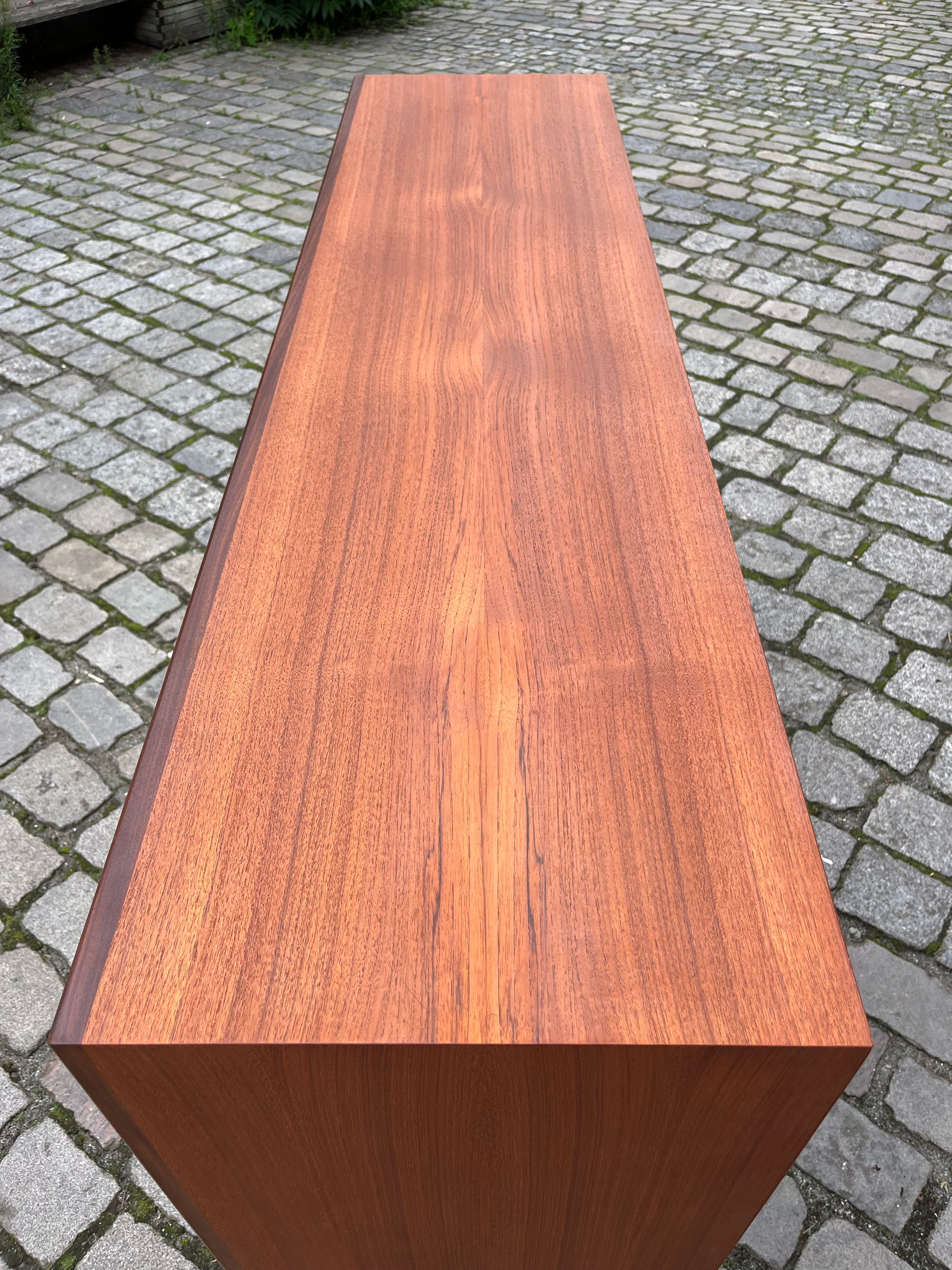 Highboard Teak mit schrägen Griffen aus Dänemark